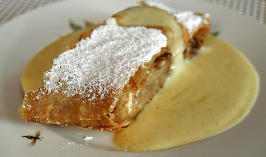 Apfelstrudel mit Vanillesauce