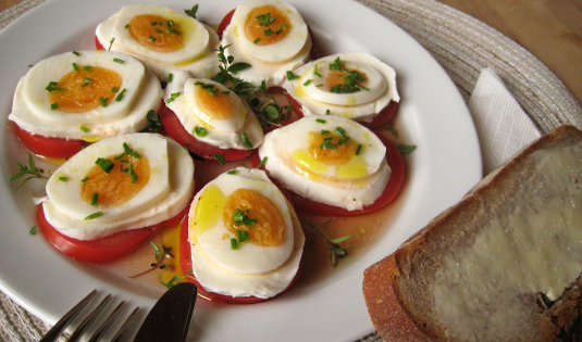 Mozzarella mit Tomaten und Ei