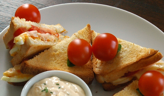 Gegrillte Schinken-Käse Sandwiches mit Tomate