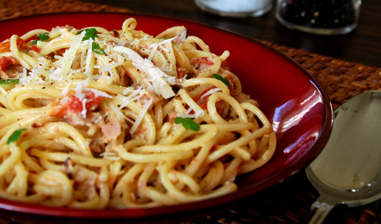 Spaghetti mit Käse-Schinken Sauce
