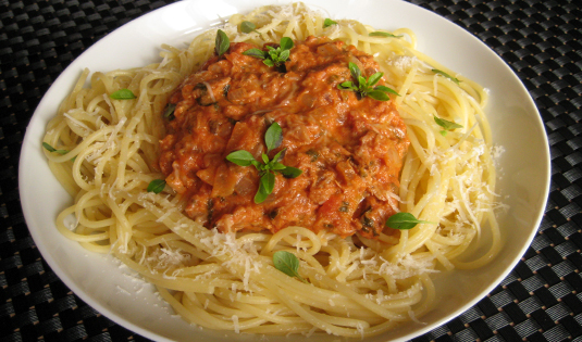 Thunfischsugo mit frischen Kräutern