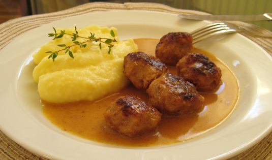 Schwedische Fleischbällchen mit Sauce