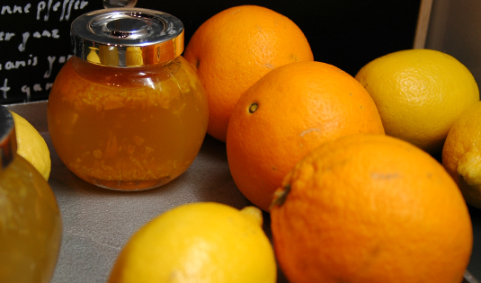 Orangen- oder Zitronensirup