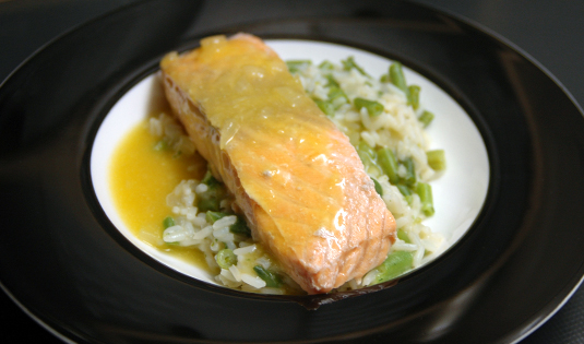 Pochierter Lachs mit Fisolenreis und Orangensauce