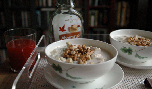 Müsli mit Banane, Trauben und Nüssen