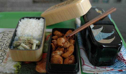 Bento: Pfannengerührtes Hühnchen mit Grünem Spargel