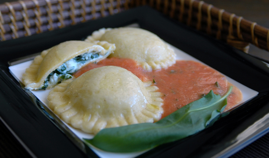 Bärlauch-Ravioli mit Tomatensauce