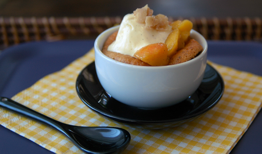 Pfirsichküchlein mit Mandelkrokant und Vanilleeis