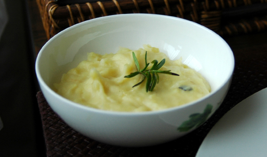 Kartoffelpüree mit Salbei und Rosmarin