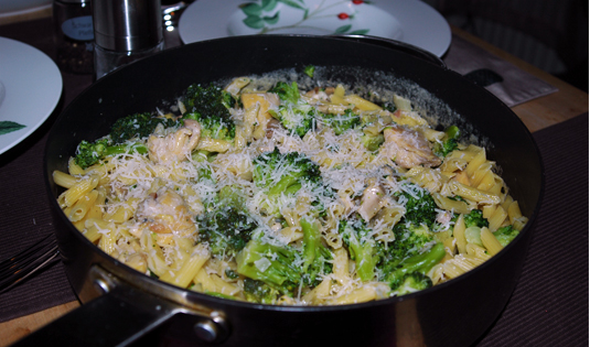 Pastapfanne mit Hühnchen und Brokkoli in Gorgonzolasauce
