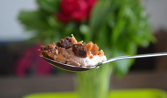 Karamellbrownie Trifle mit Schokocreme & Mandelkrokant Karamellbrownie Trifle mit Schokocreme & Mandelkrokant