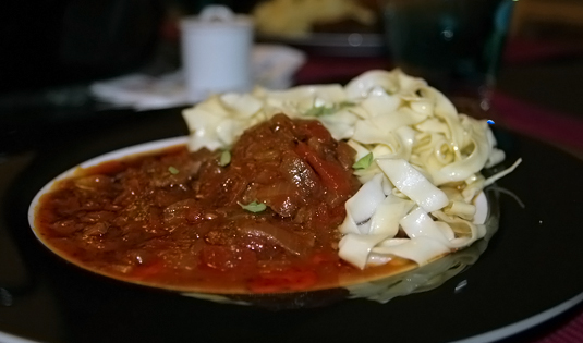 Rotes Rinderschmorfleisch mit hausgemachten Bandnudeln