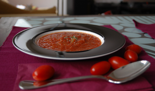Würzige Tomatensuppe mit Knoblauchbrot