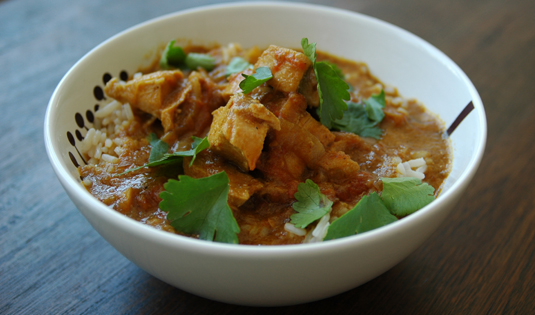 Indisches Huhn in Zwiebelsauce mit Reis Indisches Huhn in Zwiebelsauce mit Reis