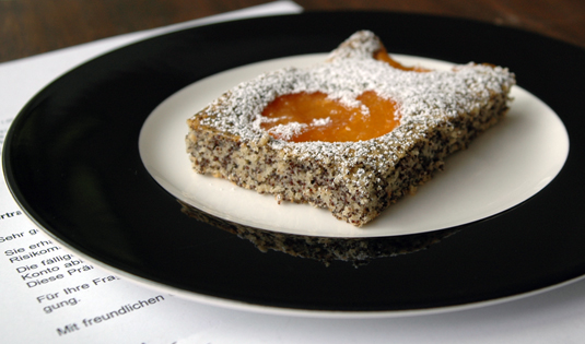 Tante Hermis Mohn-Marillenkuchen