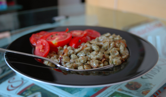 Basilikumnockerl mit Käse und Tomatensalat Basilikumnockerl mit Käse und Tomatensalat