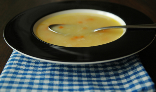 Mamas geröstete Grießsuppe