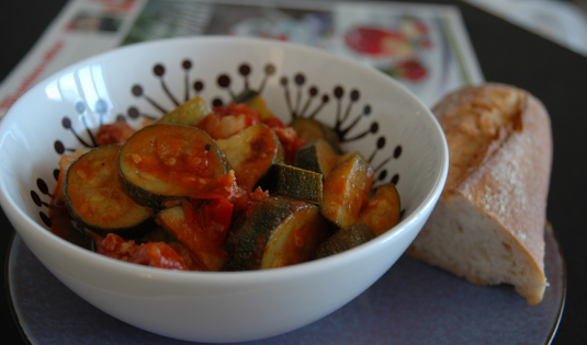 Zucchinipfanne mit Salsiccia