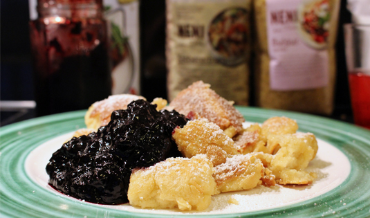 Sauerrahmschmarren mit Heidelbeermarmelade