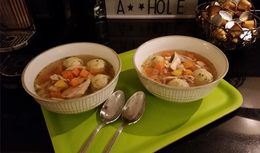 Hühnersuppe mit Bröselknödeln und Nudeln
