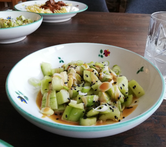 Gurkensalat mit Sesamdressing